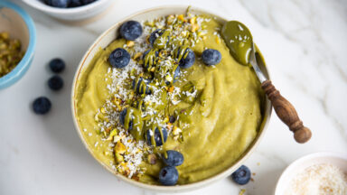 Matcha smoothiebowl met pistache