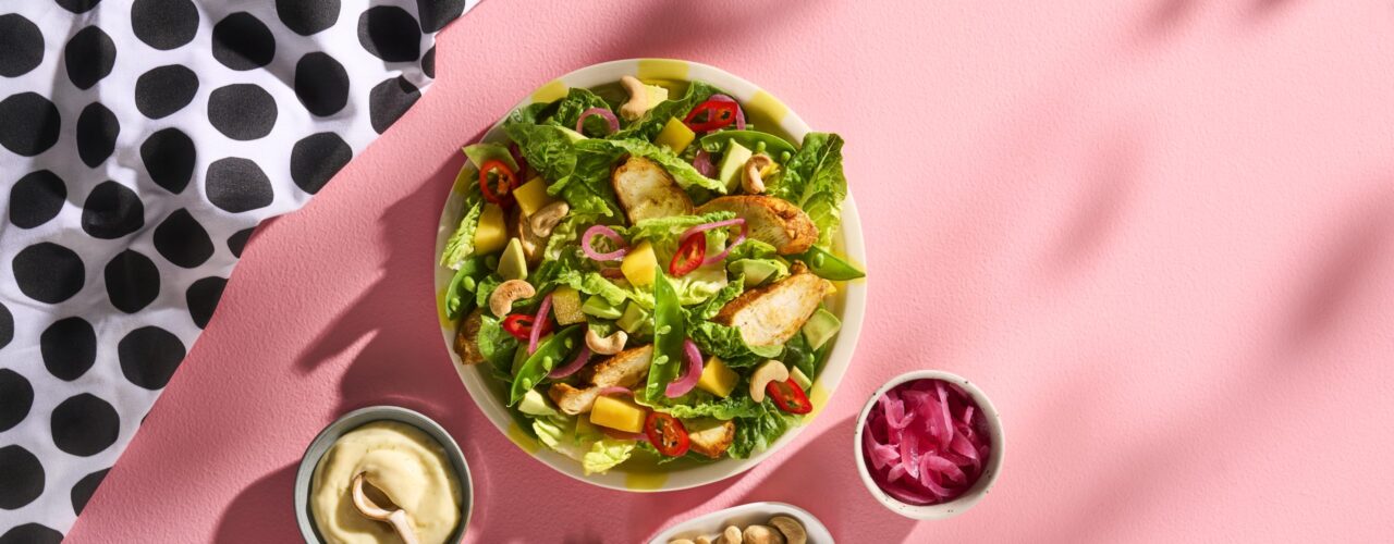 Frisse salade met kruidige kip en mango