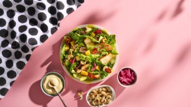 Frisse salade met kruidige kip en mango