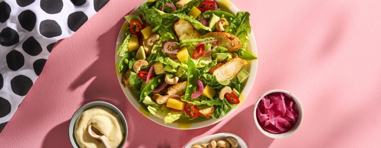 Frisse salade met kruidige kip en mango