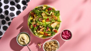 Frisse salade met kruidige kip en mango