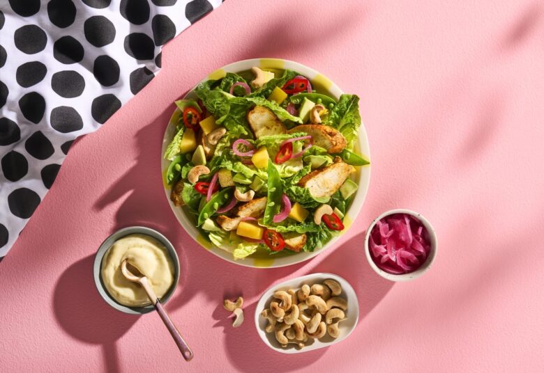 Frisse salade met kruidige kip en mango