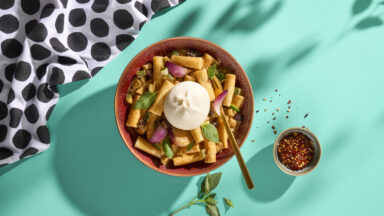 Rigatoni met aubergine, burrata en Thaise basilicum
