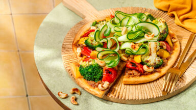 Vegetarische pizza met bloemkoolbodem