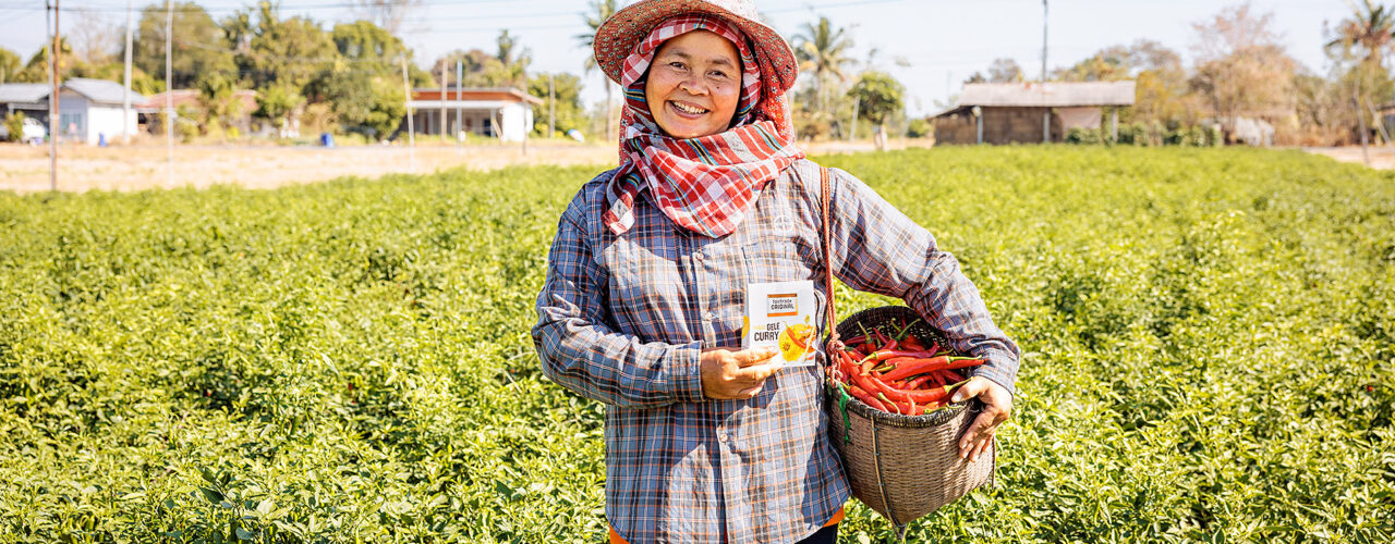 Khun Suthisa met de Gele Curry in haar hand